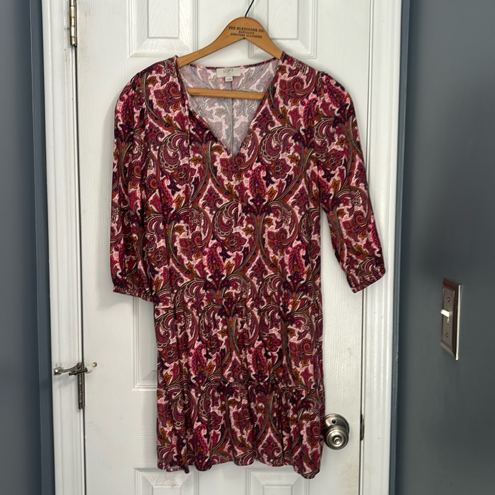 Women’s petite Loft pink paisley shift dress, v-neck, 3/4 sleeve, PS
